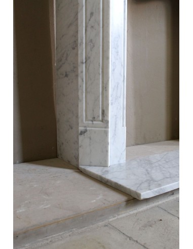 Camino antico in marmo bianco di stile Luigi XV, famiglia "Pompadour",  provvisto di pedana originale.