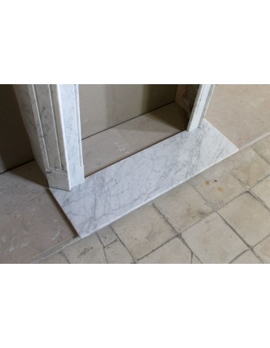 Camino antico in marmo bianco di stile Luigi XV, famiglia "Pompadour",  provvisto di pedana originale.