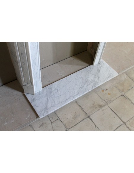 Camino antico in marmo bianco di stile Luigi XV, famiglia "Pompadour",  provvisto di pedana originale.