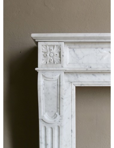 Caminetto di stile Luigi XVI a decori di rami d'ulivo in marmo bianco di grande qualità in offerta a prezzo scontato.