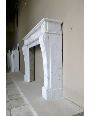 Camino Luigi XVI a decori di rami d'ulivo in marmo bianco di grande qualità proposto in offerta a prezzo basso, iper scontato.