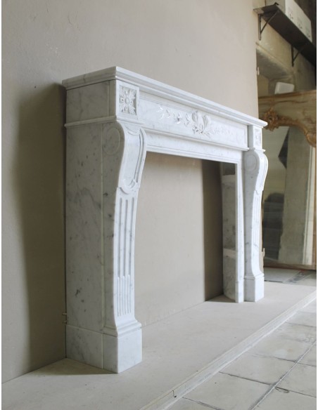 Camino Luigi XVI a decori di rami d'ulivo in marmo bianco di grande qualità proposto in offerta a prezzo basso, iper scontato.