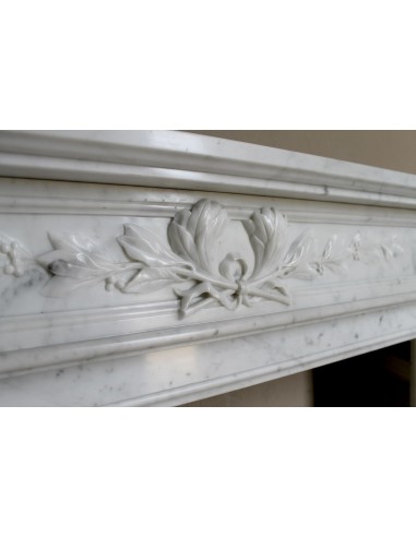 Camino Luigi XVI a decori di rami d'ulivo in marmo bianco di grande qualità proposto in offerta a prezzo basso, iper scontato.