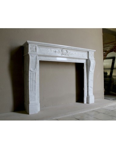 Camino Luigi XVI a decori di rami d'ulivo in marmo bianco di grande qualità proposto in offerta a prezzo basso, iper scontato.