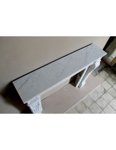 Camino Luigi XVI a decori di rami d'ulivo in marmo bianco di grande qualità proposto in offerta a prezzo basso, iper scontato.