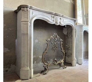 Camino antico in marmo bianco di Carrara, di stile Luigi XV, scolpito nella seconda metà dell'Ottocento. 2