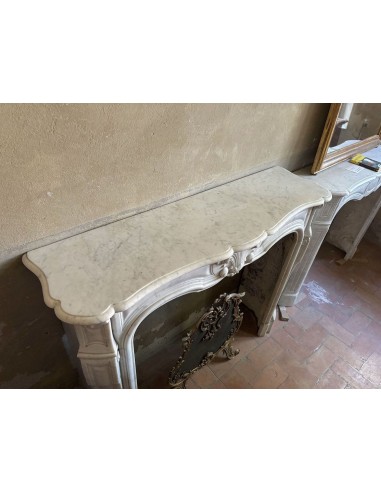 Camino antico in marmo bianco di Carrara, di stile Luigi XV, scolpito nella seconda metà dell'Ottocento.