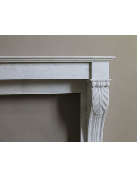 Cornice da camino antica scolpita in marmo bianco, con dettagli a zampa di leone. Questo camino è autentico e un pezzo unico.