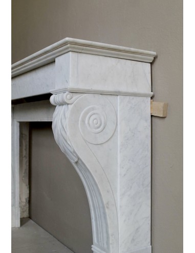 Cornice da camino antica scolpita in marmo bianco, con dettagli a zampa di leone. Questo camino è autentico e un pezzo unico.