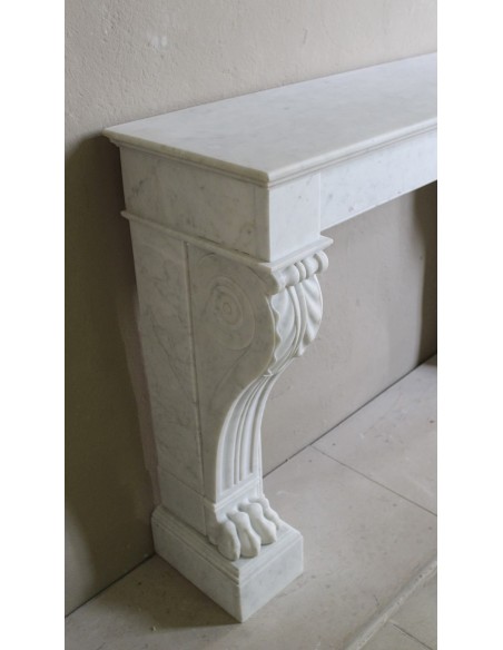 Cornice da camino antica scolpita in marmo bianco, con dettagli a zampa di leone. Questo camino è autentico e un pezzo unico.