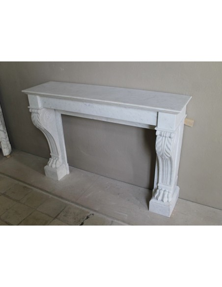 Cornice da camino antica scolpita in marmo bianco, con dettagli a zampa di leone. Questo camino è autentico e un pezzo unico.