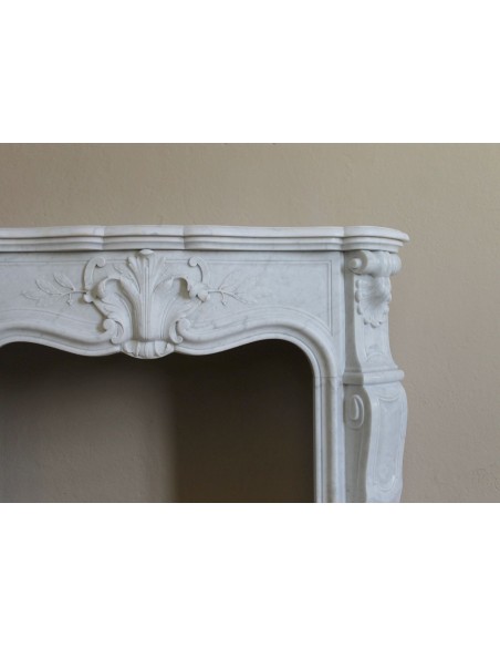 Rarissimo caminetto barocco di piccolissime dimensioni e importante carico decorativo scolpito in marmo bianco di Carrara.