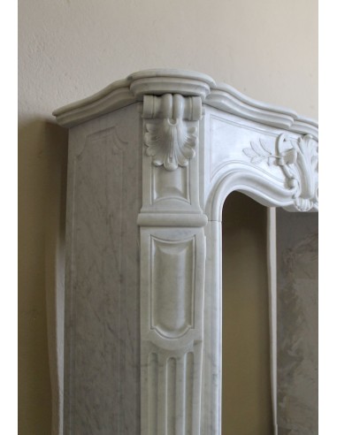 Rarissimo caminetto barocco di piccolissime dimensioni e importante carico decorativo scolpito in marmo bianco di Carrara.