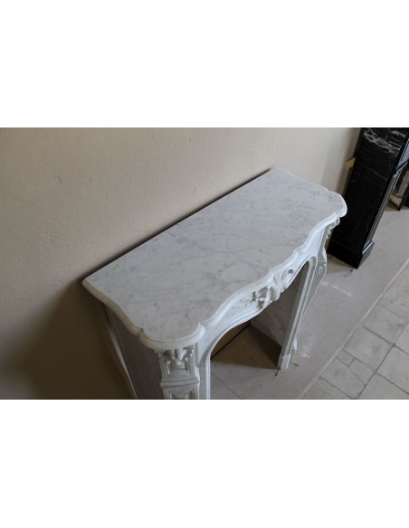 Rarissimo caminetto barocco di piccolissime dimensioni e importante carico decorativo scolpito in marmo bianco di Carrara.