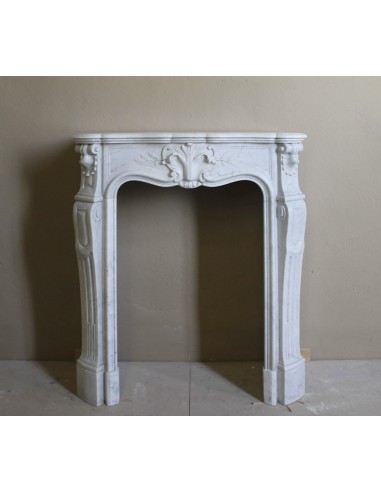 Rarissimo caminetto barocco di piccolissime dimensioni e importante carico decorativo scolpito in marmo bianco di Carrara.