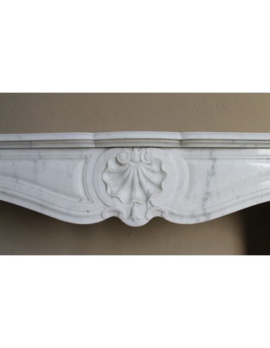 Caminetto Luigi XV "Trois Coquilles" in marmo bianco di Carrara, di stile barocco proposto in offerta a prezzo scontato.