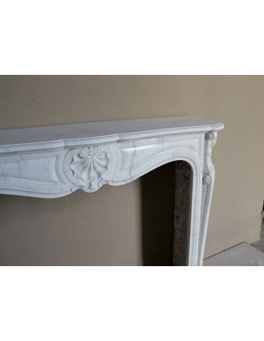 Caminetto Luigi XV "Trois Coquilles" in marmo bianco di Carrara, di stile barocco proposto in offerta a prezzo scontato.