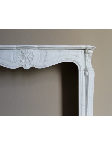 Caminetto Luigi XV "Trois Coquilles" in marmo bianco di Carrara, di stile barocco proposto in offerta a prezzo scontato.