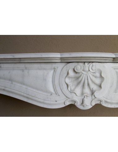 Caminetto Luigi XV "Trois Coquilles" in marmo bianco di Carrara, di stile barocco proposto in offerta a prezzo scontato.