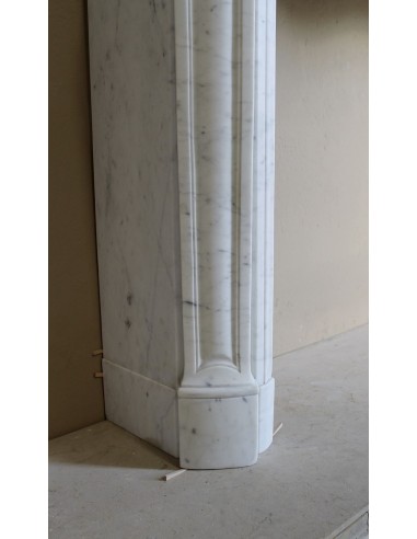 Caminetto Luigi XV "Trois Coquilles" in marmo bianco di Carrara, di stile barocco proposto in offerta a prezzo scontato.