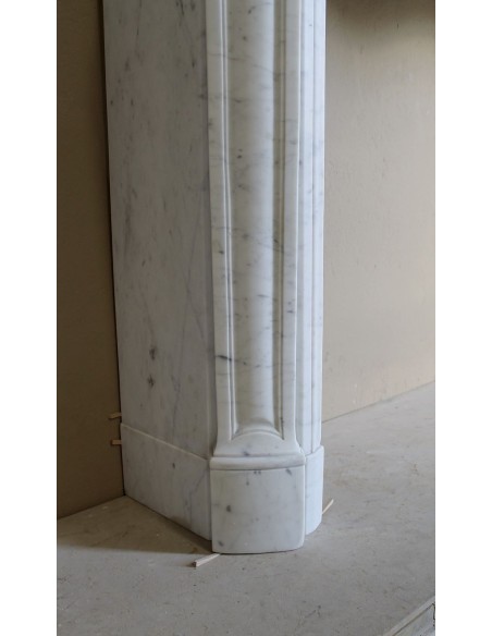 Caminetto Luigi XV "Trois Coquilles" in marmo bianco di Carrara, di stile barocco proposto in offerta a prezzo scontato.