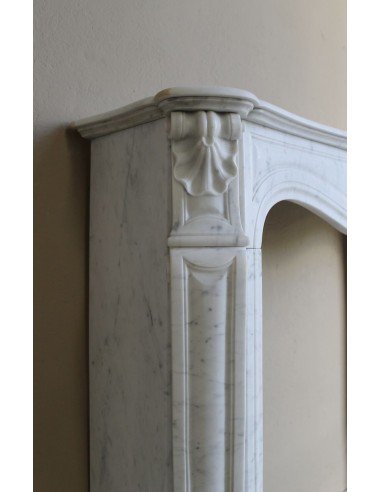 Caminetto Luigi XV "Trois Coquilles" in marmo bianco di Carrara, di stile barocco proposto in offerta a prezzo scontato.