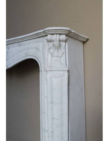 Caminetto Luigi XV "Trois Coquilles" in marmo bianco di Carrara, di stile barocco proposto in offerta a prezzo scontato.