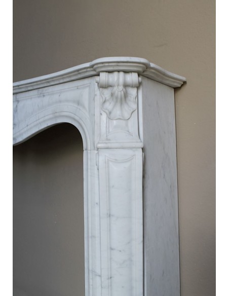 Caminetto Luigi XV "Trois Coquilles" in marmo bianco di Carrara, di stile barocco proposto in offerta a prezzo scontato.