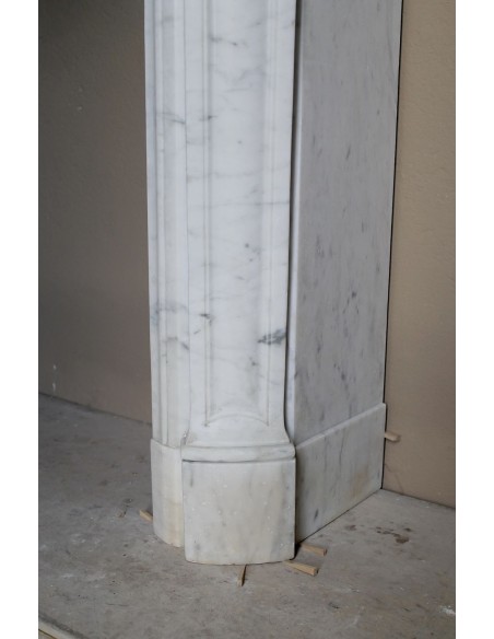 Caminetto Luigi XV "Trois Coquilles" in marmo bianco di Carrara, di stile barocco proposto in offerta a prezzo scontato.