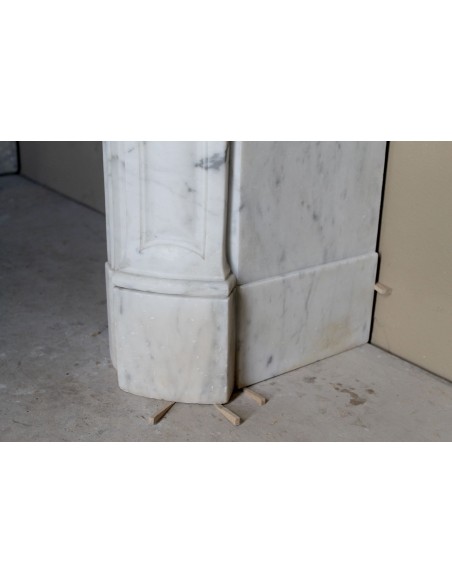 Caminetto Luigi XV "Trois Coquilles" in marmo bianco di Carrara, di stile barocco proposto in offerta a prezzo scontato.