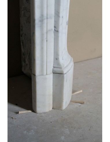 Caminetto Luigi XV "Trois Coquilles" in marmo bianco di Carrara, di stile barocco proposto in offerta a prezzo scontato.