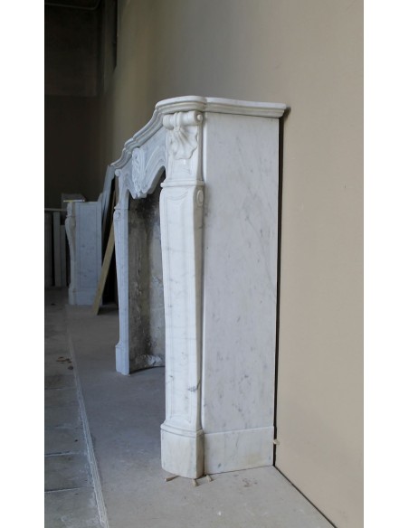 Caminetto Luigi XV "Trois Coquilles" in marmo bianco di Carrara, di stile barocco proposto in offerta a prezzo scontato.