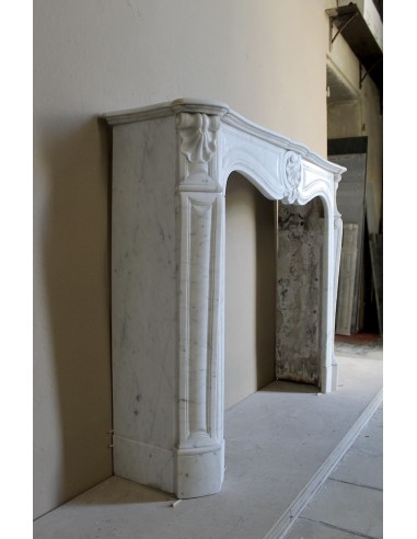 Caminetto Luigi XV "Trois Coquilles" in marmo bianco di Carrara, di stile barocco proposto in offerta a prezzo scontato.