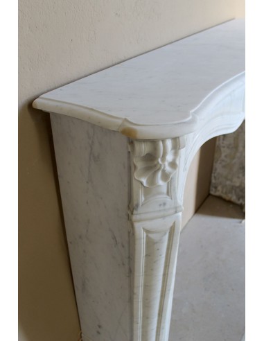 Caminetto Luigi XV "Trois Coquilles" in marmo bianco di Carrara, di stile barocco proposto in offerta a prezzo scontato.