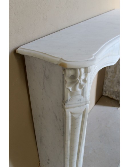 Caminetto Luigi XV "Trois Coquilles" in marmo bianco di Carrara, di stile barocco proposto in offerta a prezzo scontato.
