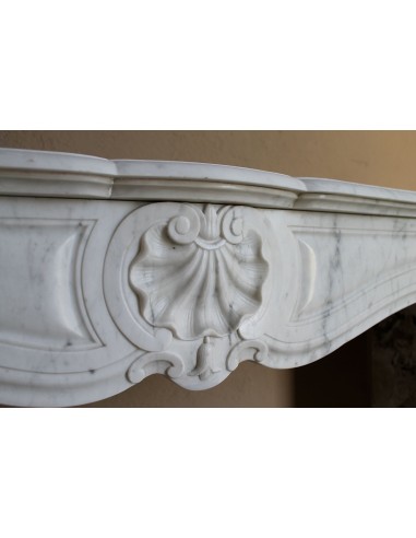 Caminetto Luigi XV "Trois Coquilles" in marmo bianco di Carrara, di stile barocco proposto in offerta a prezzo scontato.