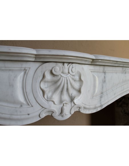 Caminetto Luigi XV "Trois Coquilles" in marmo bianco di Carrara, di stile barocco proposto in offerta a prezzo scontato.