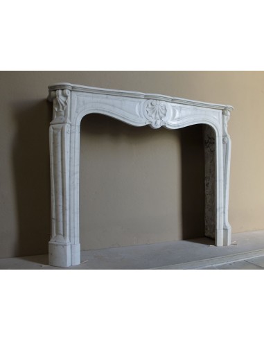 Caminetto Luigi XV "Trois Coquilles" in marmo bianco di Carrara, di stile barocco proposto in offerta a prezzo scontato.