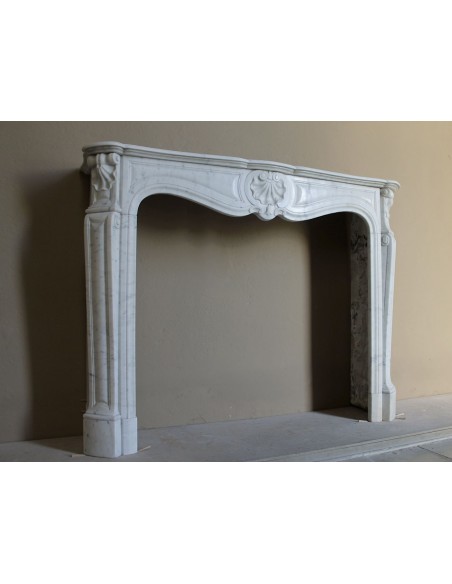 Caminetto Luigi XV "Trois Coquilles" in marmo bianco di Carrara, di stile barocco proposto in offerta a prezzo scontato.