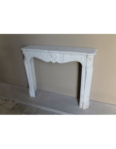 Caminetto Luigi XV "Trois Coquilles" in marmo bianco di Carrara, di stile barocco proposto in offerta a prezzo scontato.