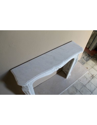 Caminetto Luigi XV "Trois Coquilles" in marmo bianco di Carrara, di stile barocco proposto in offerta a prezzo scontato.