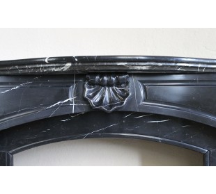 Camino antico di grandi dimensioni scolpito in nero marquinia, con venature bianche a contrasto, a decoro barocco di conchiglia. 2