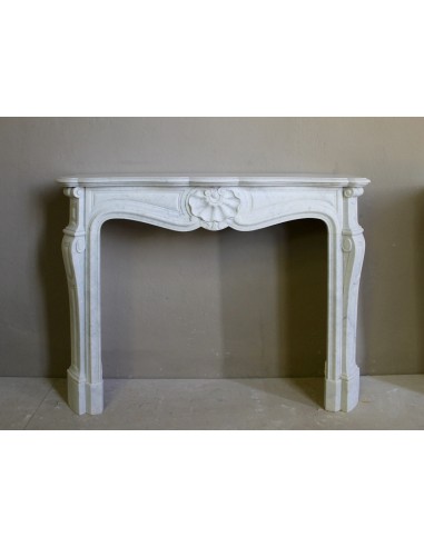 Camino Luigi XV "Coquille" di grande raffinatezza stilistica e eccellente finezza scultorea scolpito in marmo Bianco Carrara