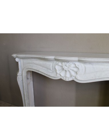 Camino Luigi XV "Coquille" di grande raffinatezza stilistica e eccellente finezza scultorea scolpito in marmo Bianco Carrara