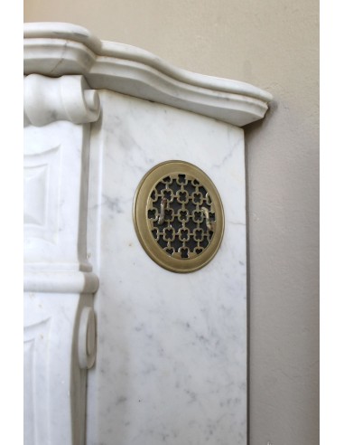 Camino Luigi XV "Coquille" di grande raffinatezza stilistica e eccellente finezza scultorea scolpito in marmo Bianco Carrara