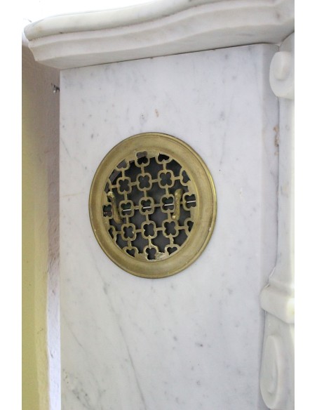 Camino Luigi XV "Coquille" di grande raffinatezza stilistica e eccellente finezza scultorea scolpito in marmo Bianco Carrara