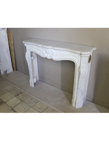 Camino Luigi XV "Coquille" di grande raffinatezza stilistica e eccellente finezza scultorea scolpito in marmo Bianco Carrara