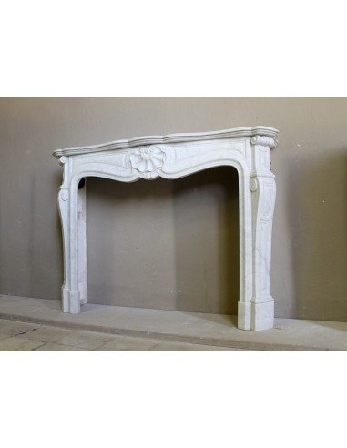 Camino Luigi XV "Coquille" di grande raffinatezza stilistica e eccellente finezza scultorea scolpito in marmo Bianco Carrara