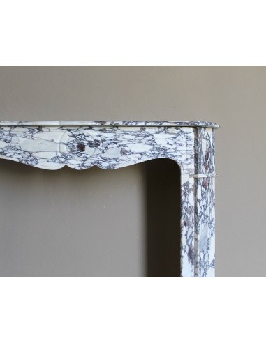 Camino antico barocco di piccole dimensioni scolpito in rarissimo e famosissimo marmo Breccia Violetta