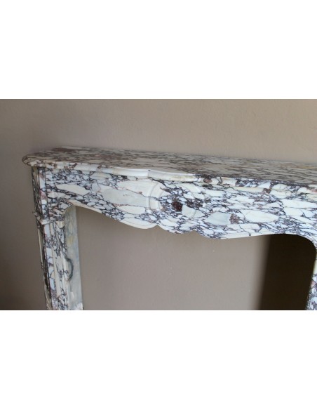 Camino antico barocco di piccole dimensioni scolpito in rarissimo e famosissimo marmo Breccia Violetta